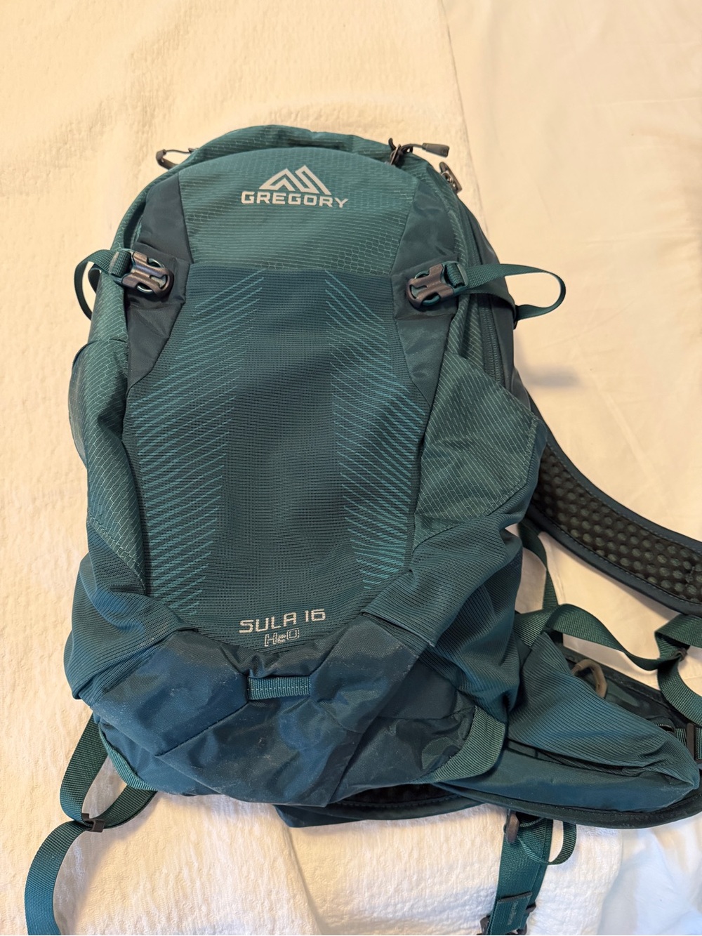 Hiking daypack with lightweight internal frame